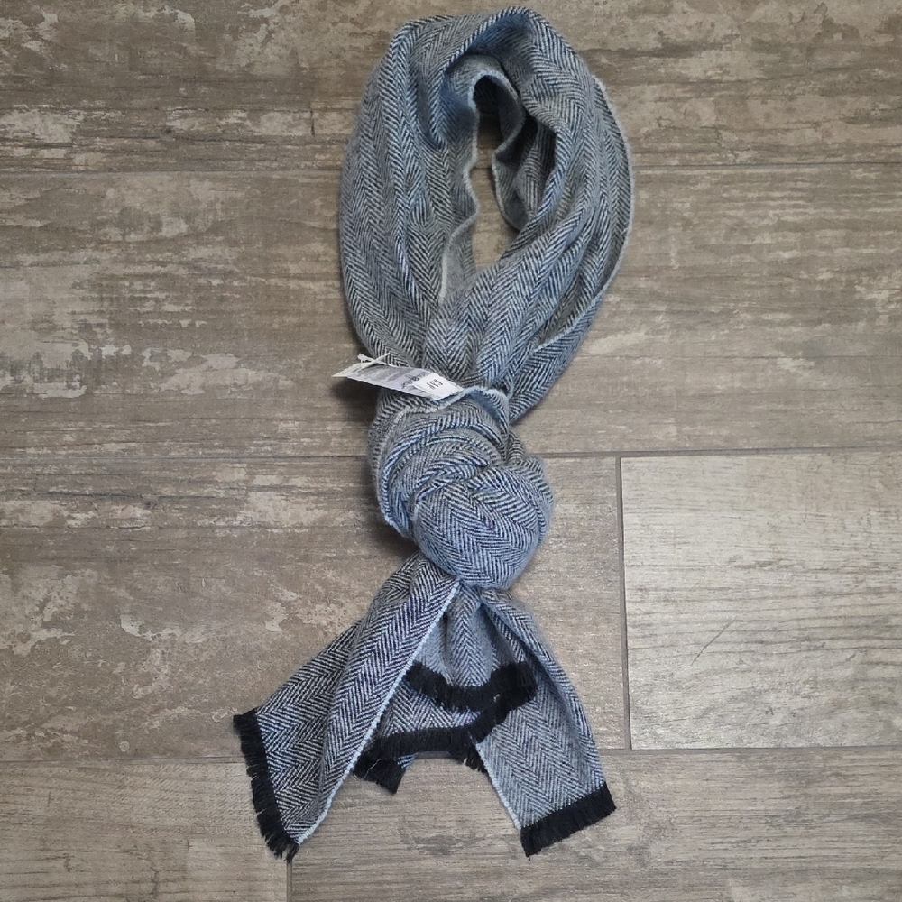 GAP Womens Gray and Black Herringbone Scarf